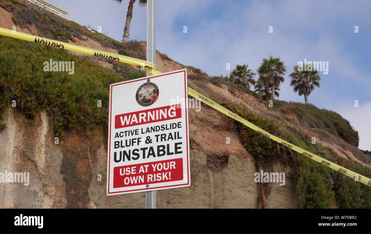 Panneau d'avertissement et attention bande à Grandview Beach, à Encinitas, CA - site d'un bluff mortel effondrement qui a tué trois personnes le 2 août 2019 Banque D'Images