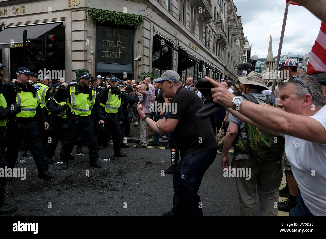 Les agents de police en conflit avec les partisans de Stephen Yaxley-Lennon alias Tommy Robinson pendant le rallye à Londres.partisans se sont réunis à l'extérieur à la demande de la BBC la liberté de leur prison à droite le chef Stephen Yaxley-Lennon alias Tommy Robinson. Pendant le rallye, la police a dû intervenir et sensibiliser leurs matraques lorsqu'un fourgon de police a été attaqué par les partisans de Tommy Robinson. Une personne a été arrêté après l'affrontement. Banque D'Images