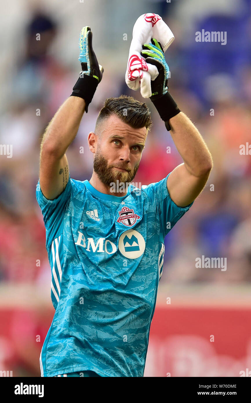 Harrison, New Jersey, USA. 3e août 2019. Gardien du Toronto FC QUENTIN WESTBERG (16) reconnaît l'écart partisans au Red Bull Arena de Harrison New Jersey New York bat Toronto 2 à 0 Crédit : Brooks von Arx/ZUMA/Alamy Fil Live News Banque D'Images