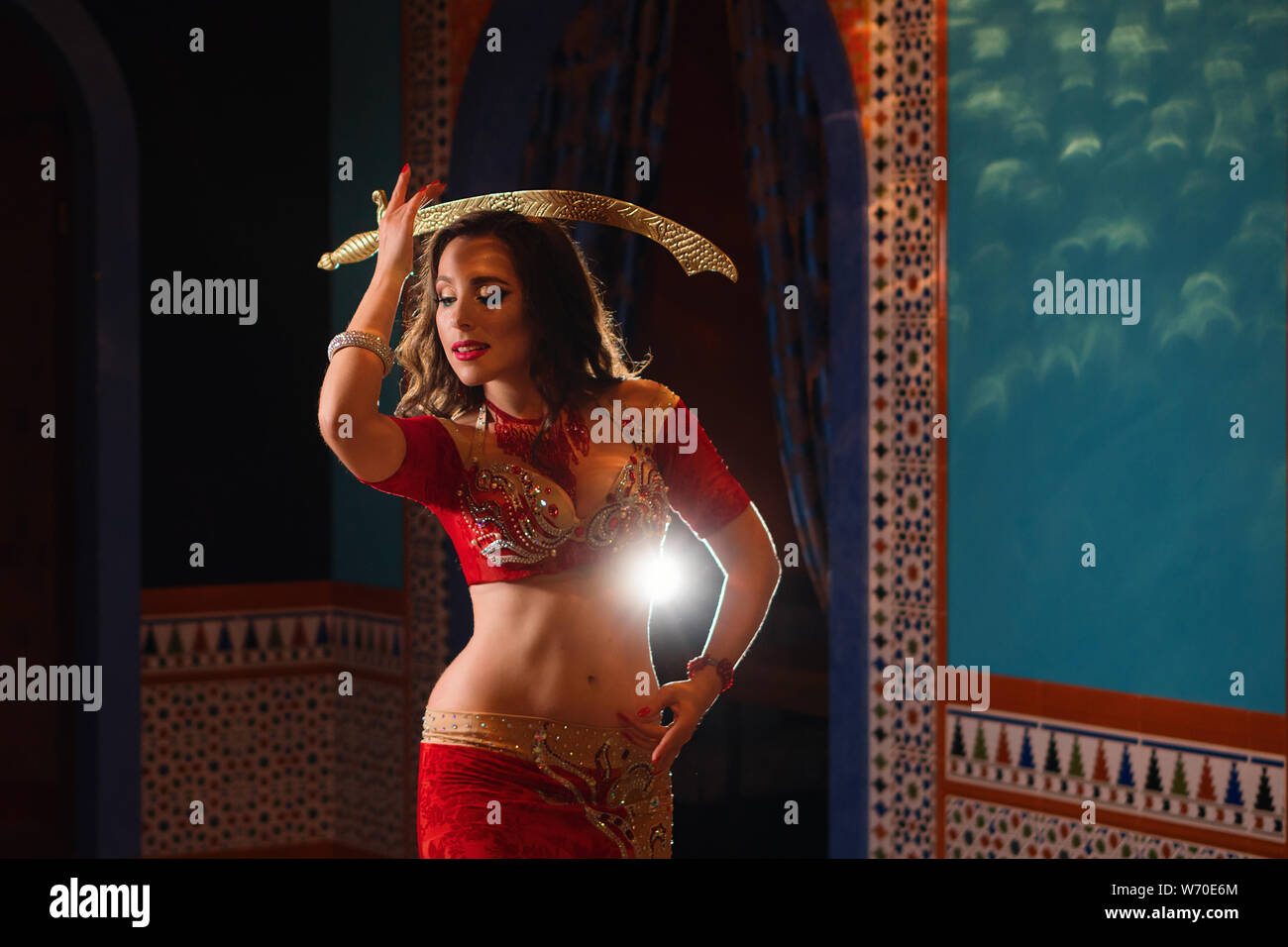 Danseuse du Ventre professionnelle Oriental dans carnival costume brillant avec de longs cheveux brillants et sains de la canne à sucre. Star exotiques de bellydance. Danseuse du Ventre Banque D'Images