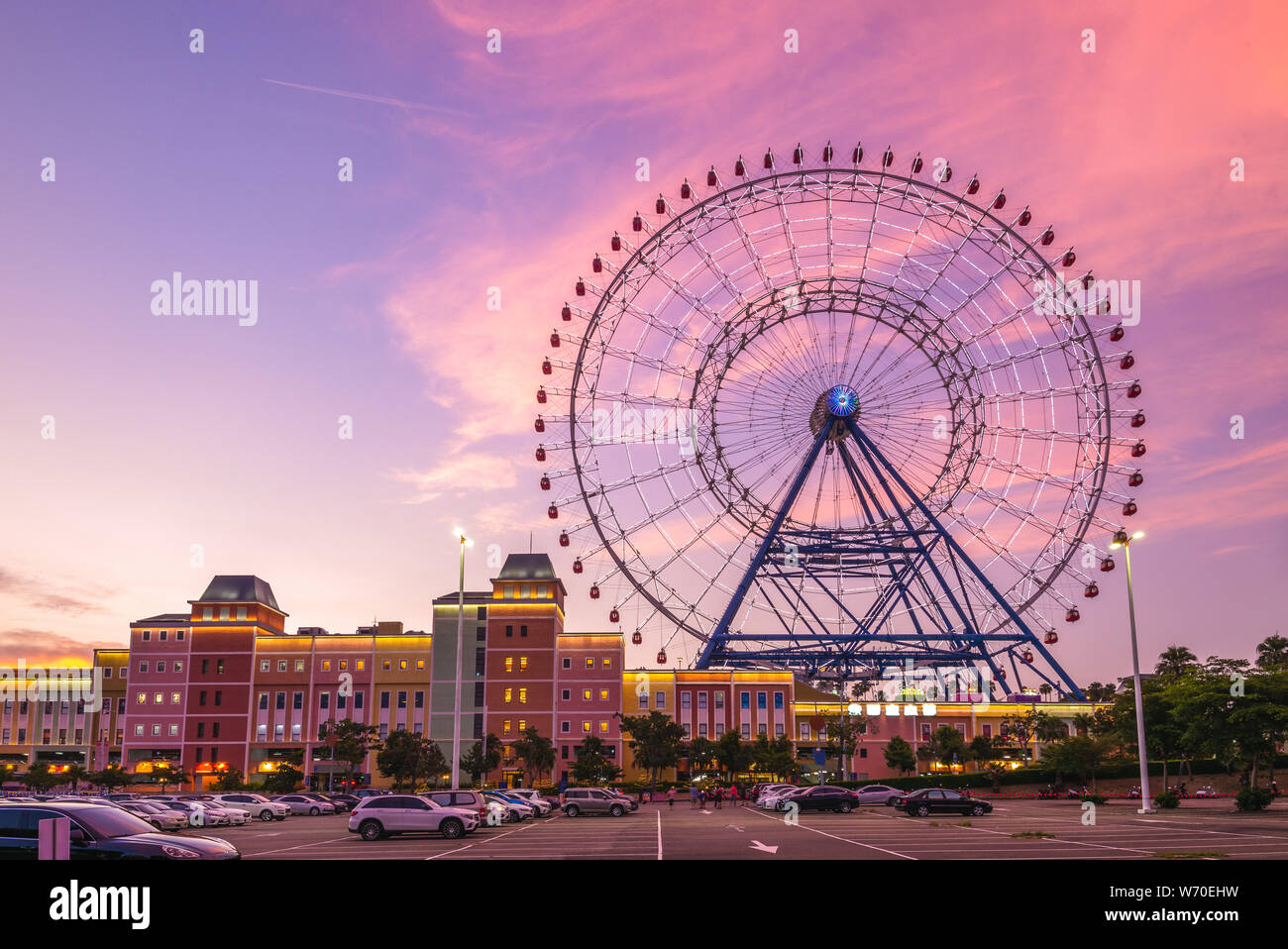 Parc à thème avec grande roue à Taichung au crépuscule Banque D'Images