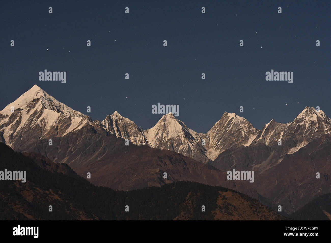 Gamme de Paanchchulli Himalaya en clair de lune, Munsiyari, Pithoragarh, Uttarakhand, Inde Banque D'Images