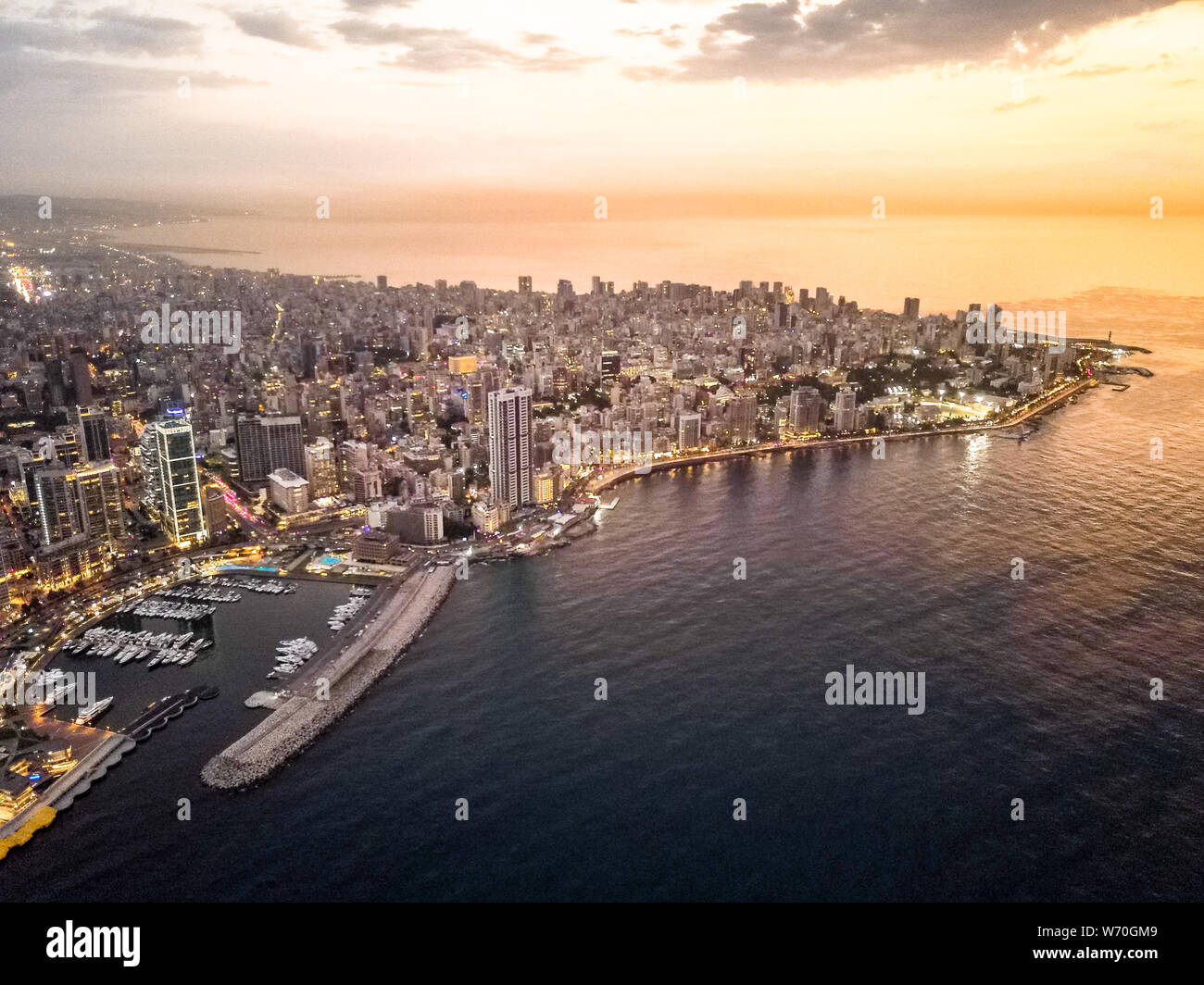 Vue aérienne de drone beau coucher du soleil à Beyrouth, Liban - Moyen-Orient capitale Banque D'Images