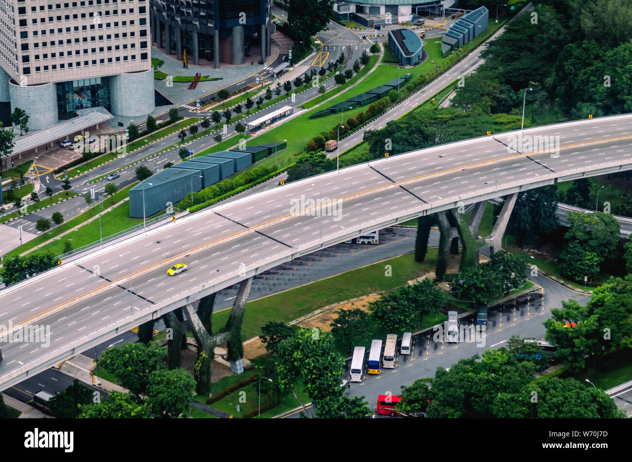 Une vue aérienne d'une voiture jaune sur un pont à Singapour comme vu de la Singapore Flyer Banque D'Images
