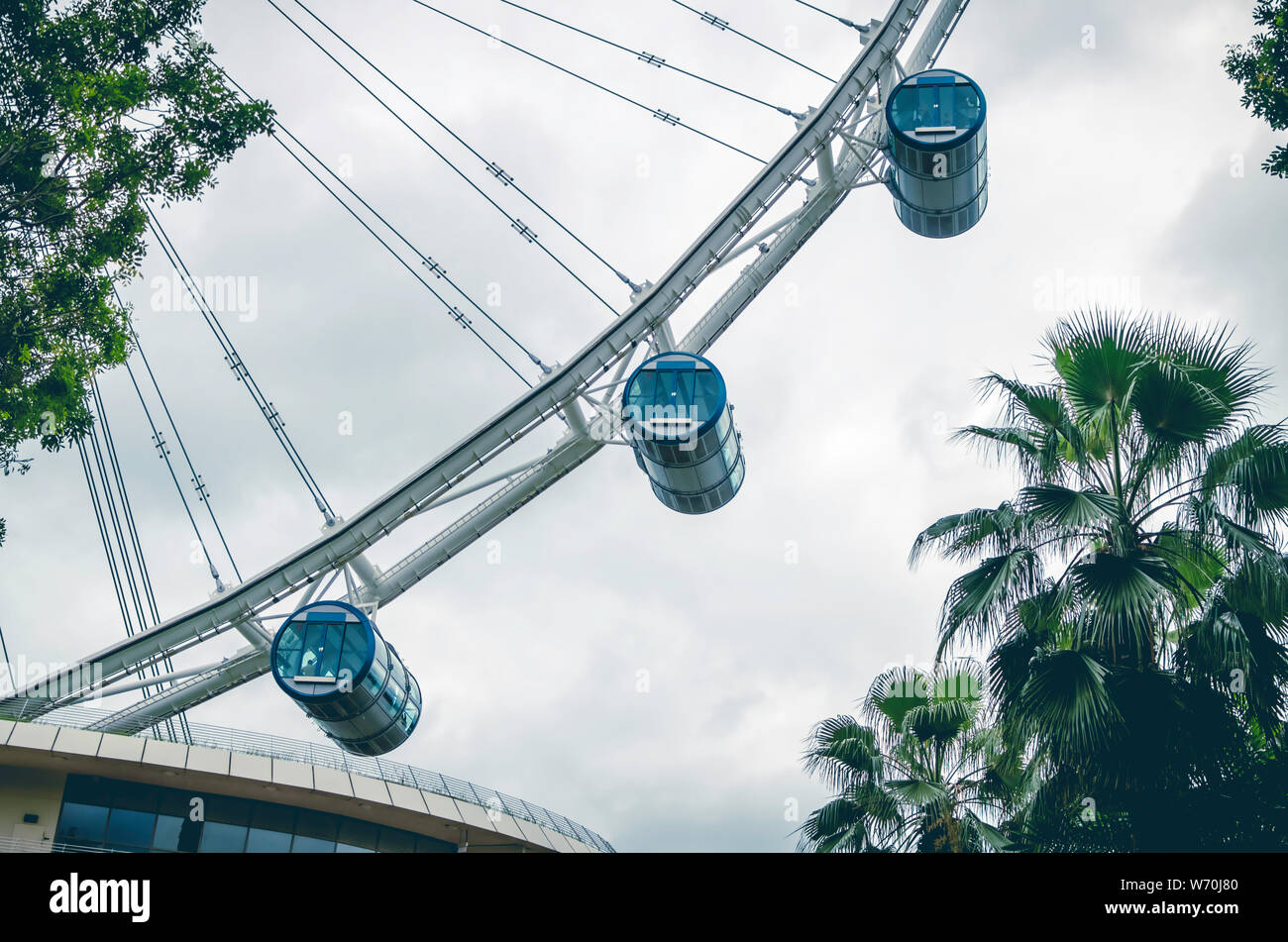 Vue rapprochée des capsules passagers de Singapore Flyer, l'une des plus grandes roues d'observation au monde, Marina Bay, Singapour Banque D'Images