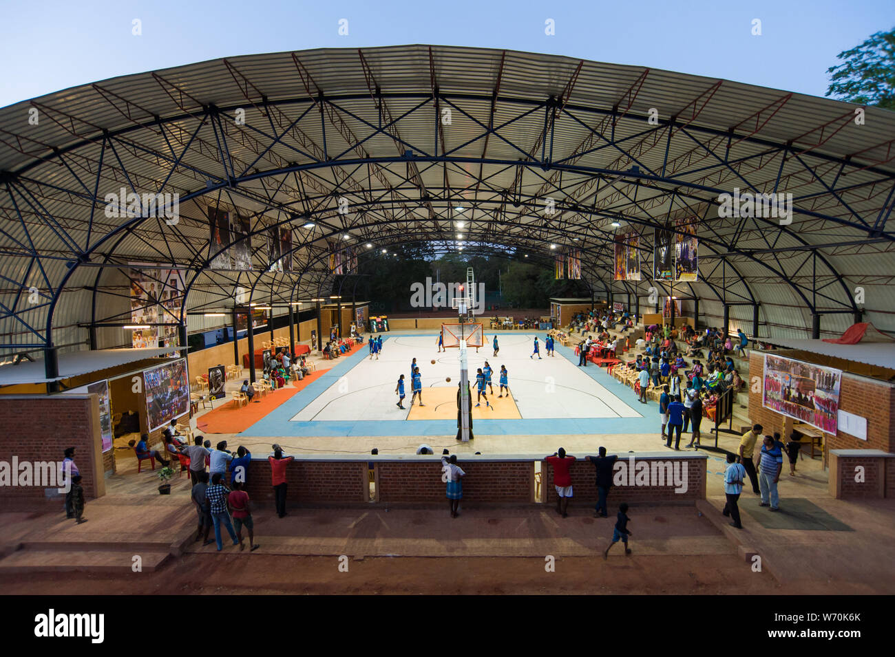 Auroville, Inde - Mars 2019 : Nouveau panier terrain de sport dans la communauté nouvelle création Banque D'Images