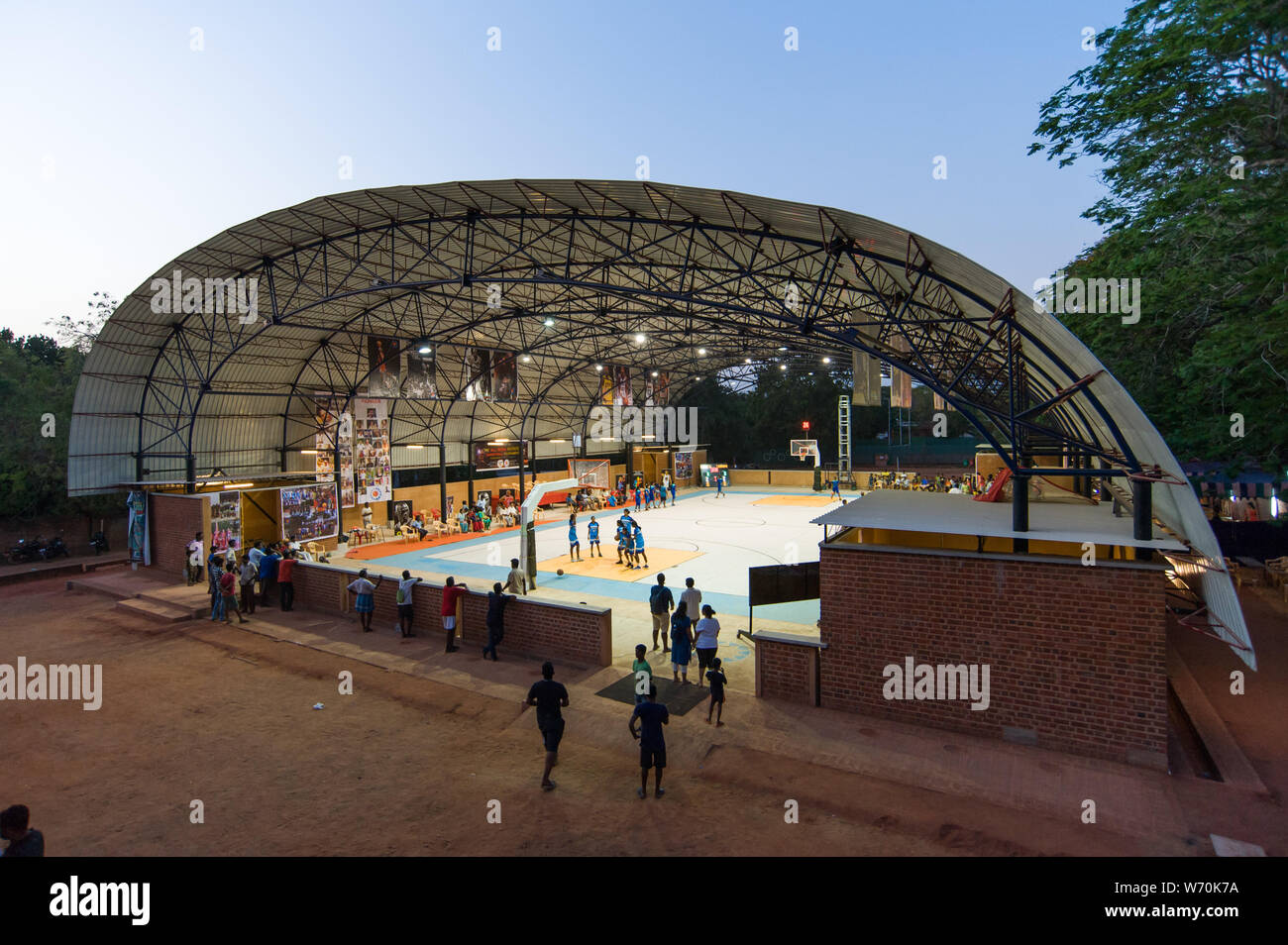 Auroville, Inde - Mars 2019 : Nouveau panier terrain de sport dans la communauté nouvelle création Banque D'Images