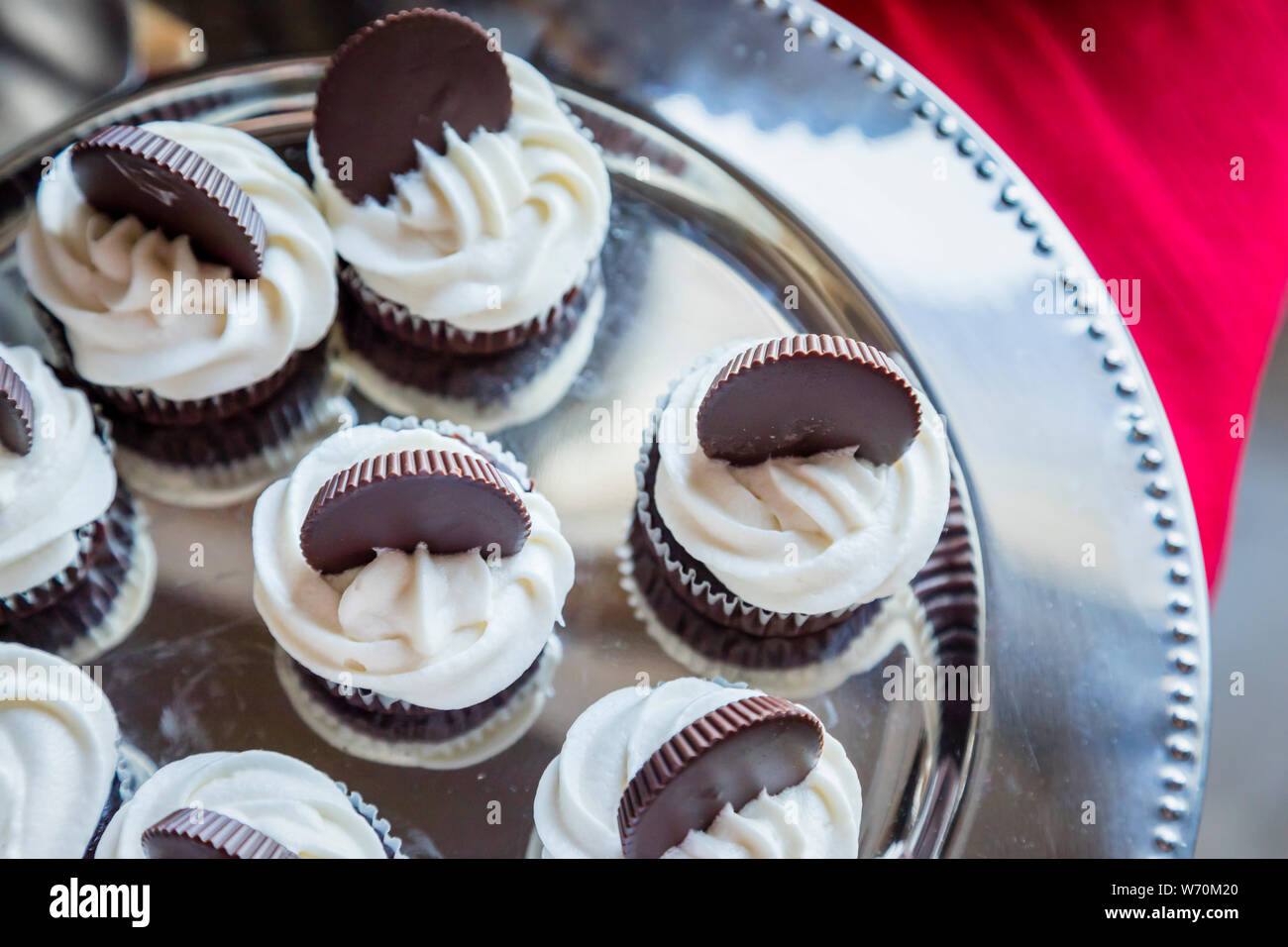 Peanut Butter cupcakes avec glaçage sur plateau d'argent givré Banque D'Images