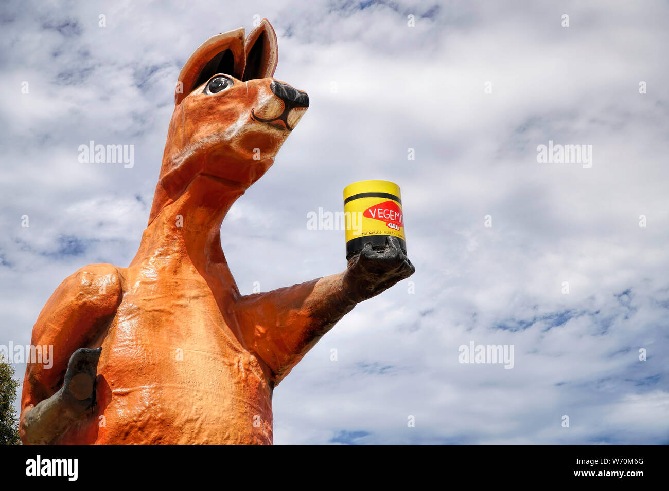 Le kangourou australien statue qui tient un pot de vegemite au village frontalier Roadhouse, Eyre Highway,l'Australie du Sud Banque D'Images