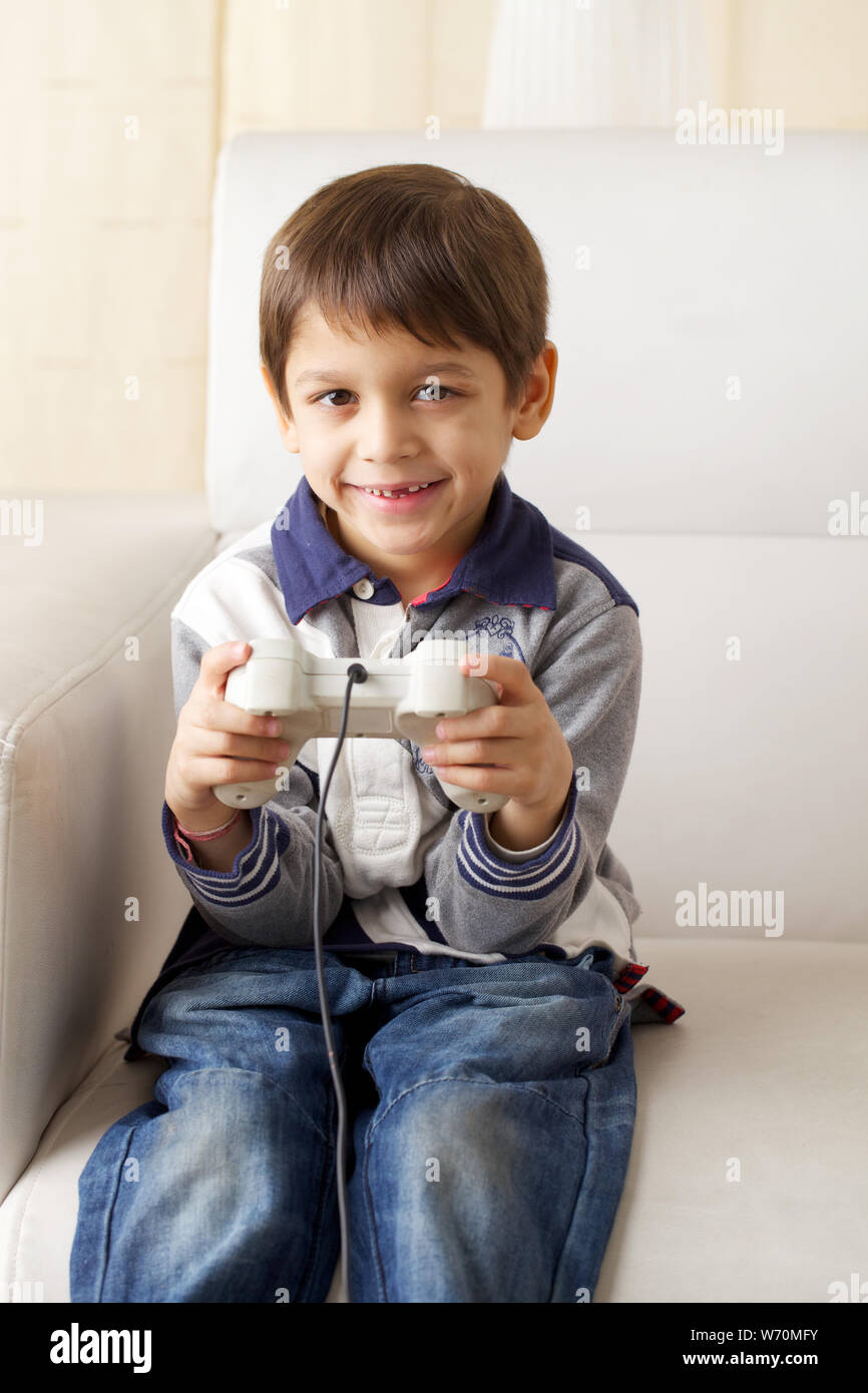 Boy playing video game at home Banque D'Images