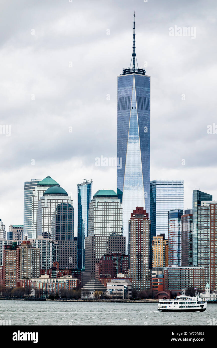 New York Manhattan Skyline avec Freedom Tower One World Trade Center de la baie Banque D'Images