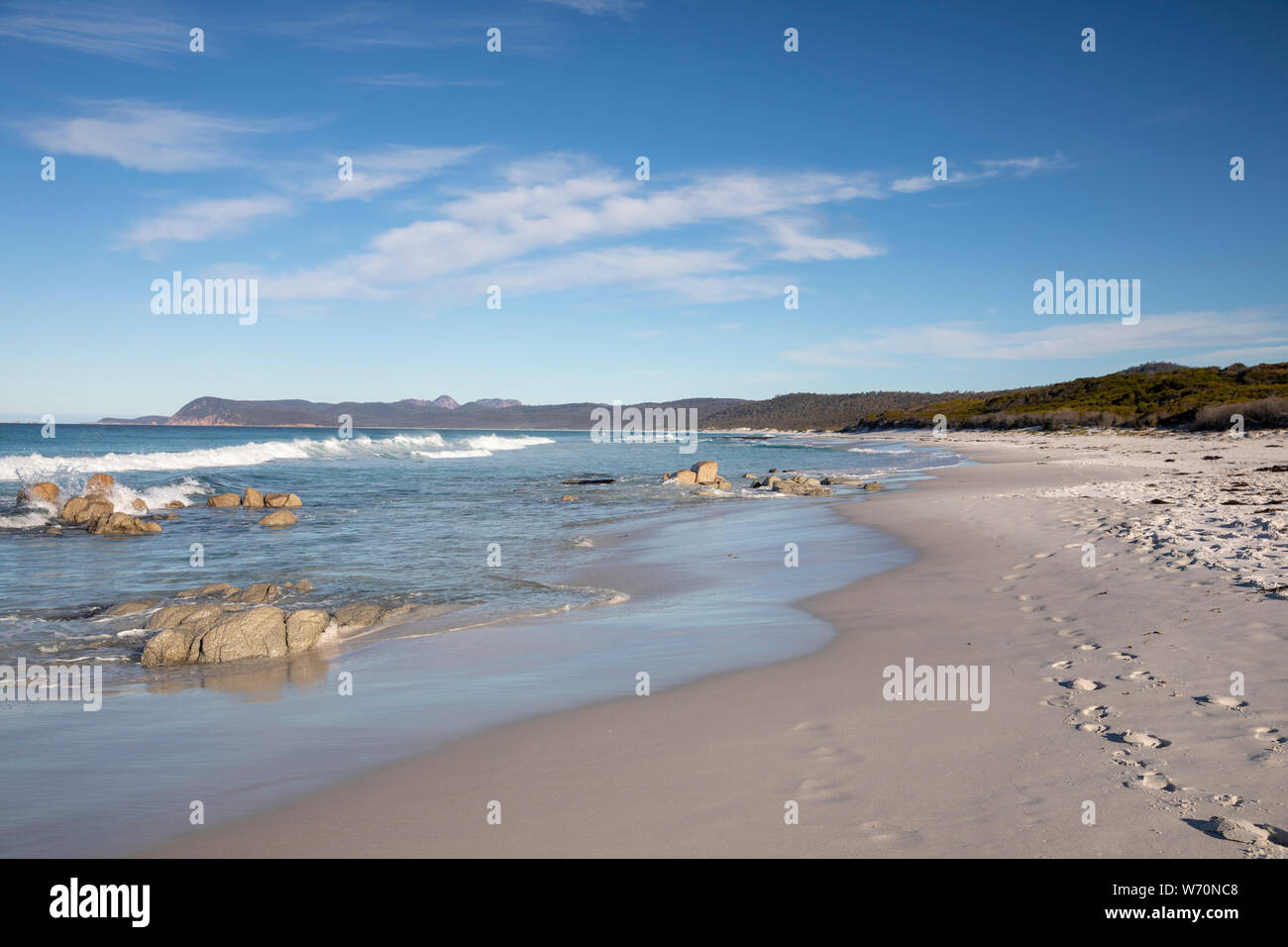 Plages côte est de la Tasmanie en parc national de Freycinet sur un ciel bleu winters day,Tasmanie, Australie Banque D'Images