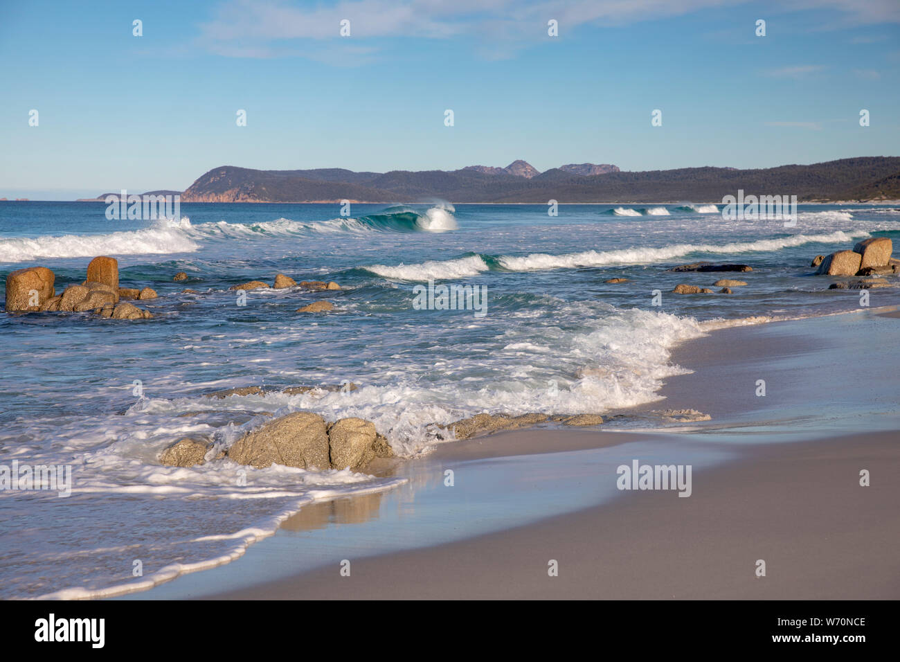 Plages côte est de la Tasmanie en parc national de Freycinet sur un ciel bleu winters day,Tasmanie, Australie Banque D'Images
