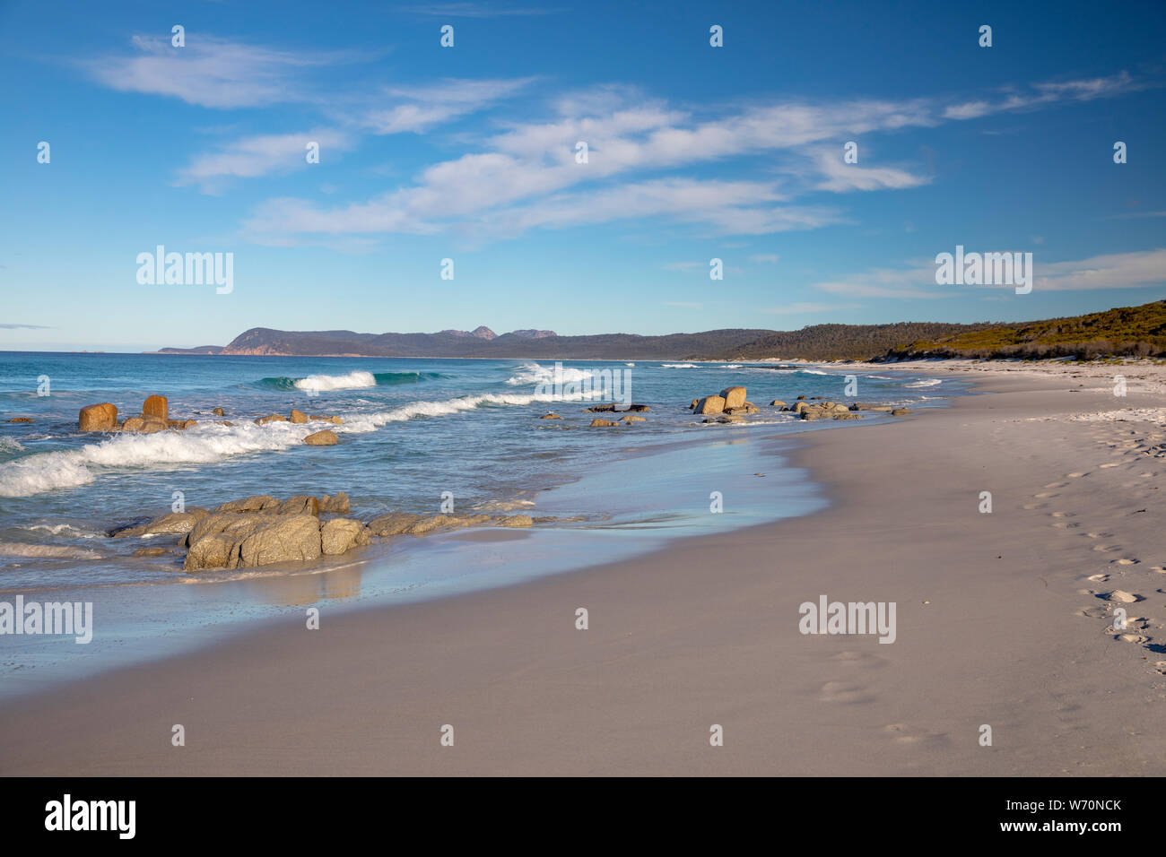 Plages côte est de la Tasmanie en parc national de Freycinet sur un ciel bleu winters day,Tasmanie, Australie Banque D'Images