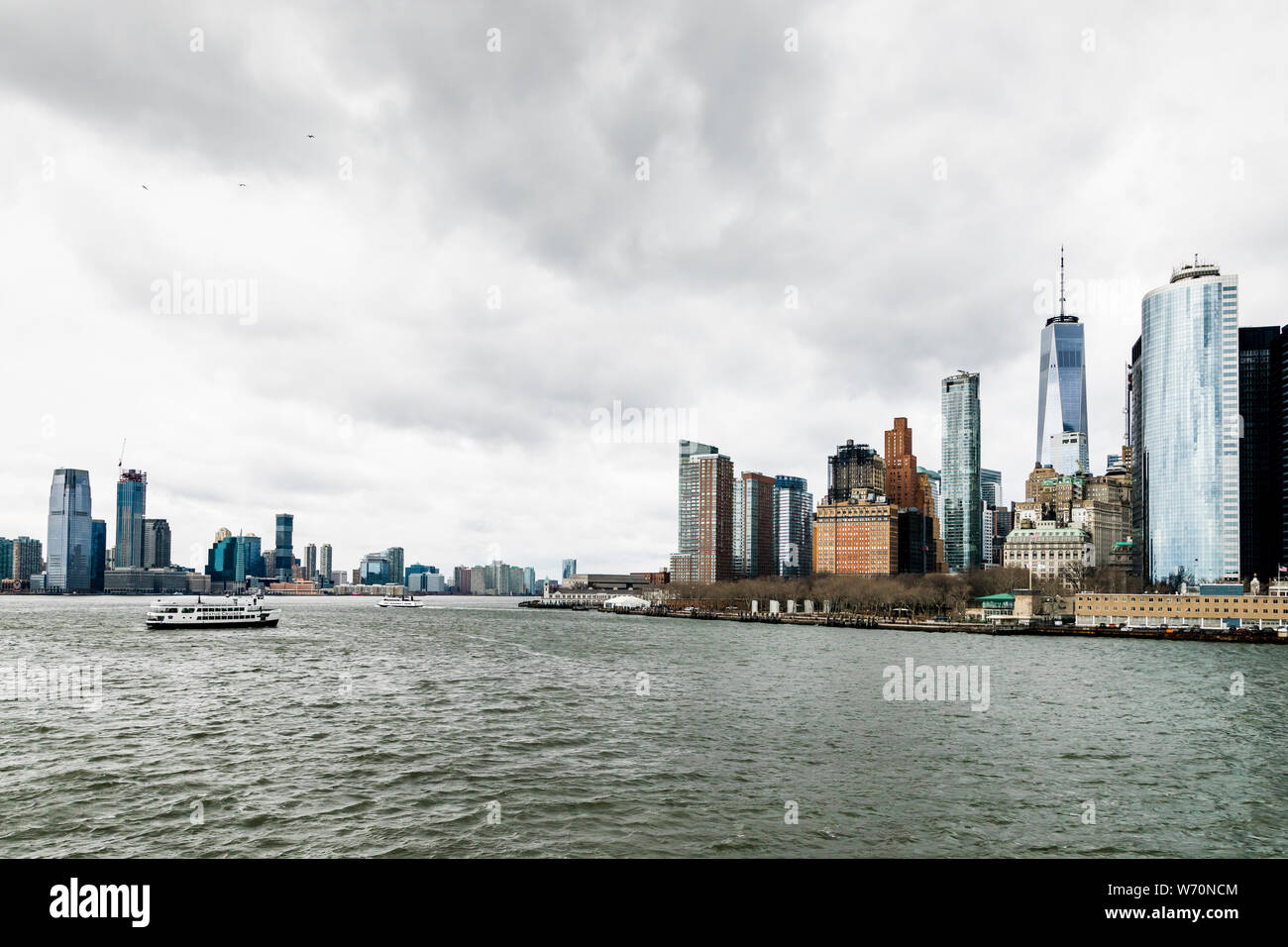 New York Manhattan Skyline avec Freedom Tower One World Trade Center de la baie Banque D'Images