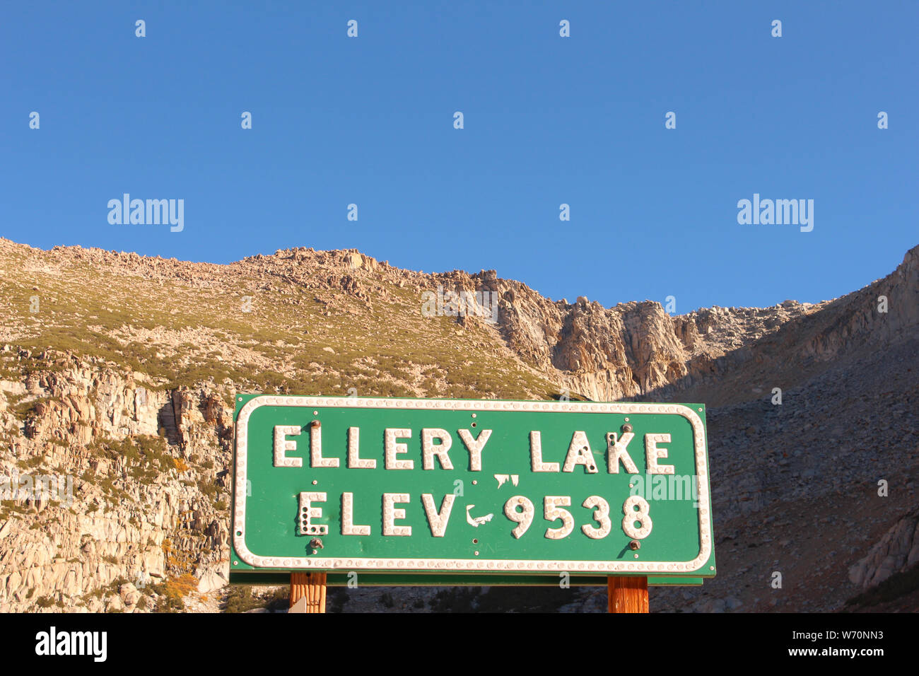 Vue sur le lac d'Ellery dans Tioga Pass,California Banque D'Images