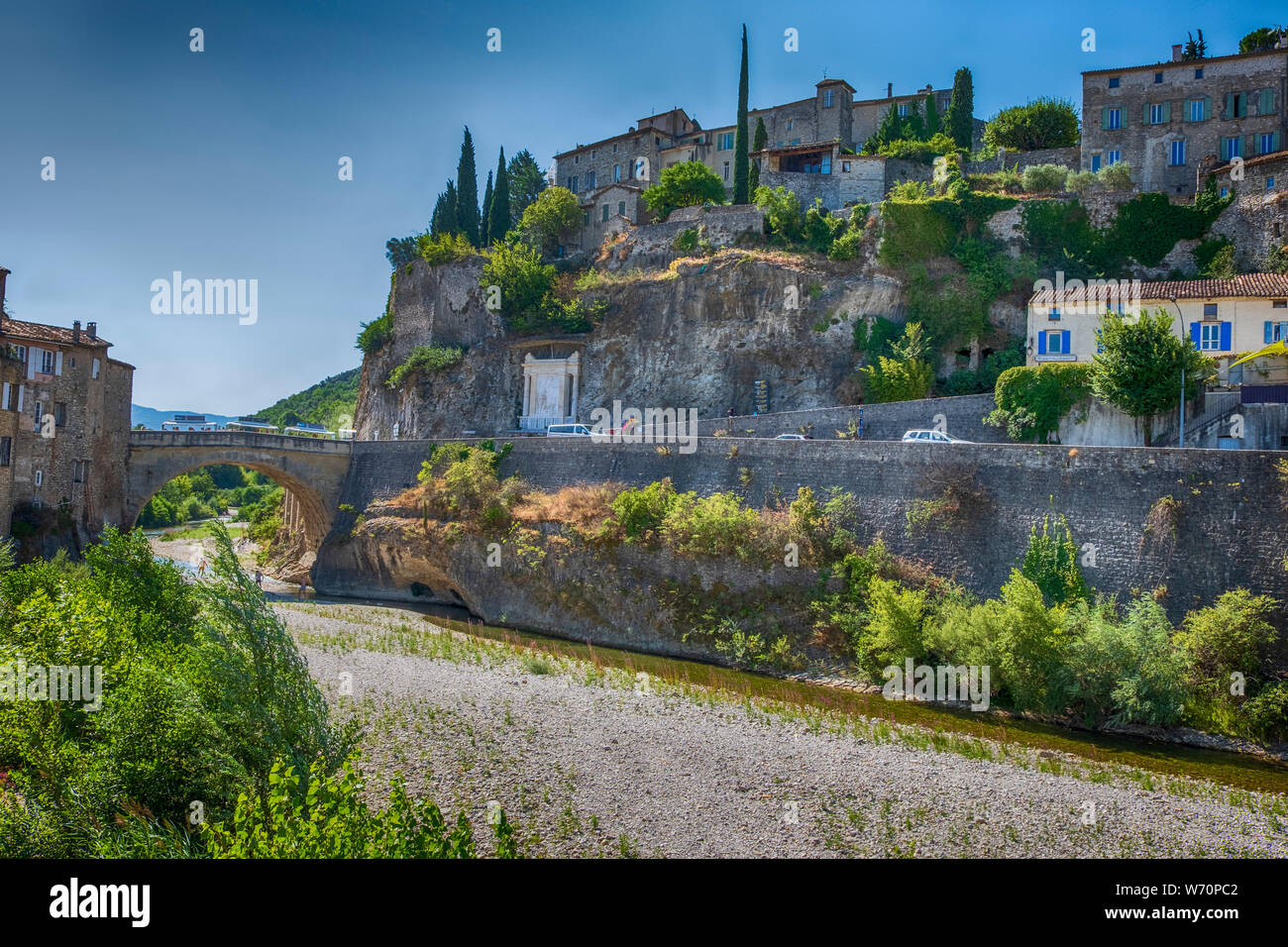 Pont romain sur la rivière de l'Ouveze en été à Vaison la Romaine en Provence-Alpes-Côte d'Azur, France Banque D'Images