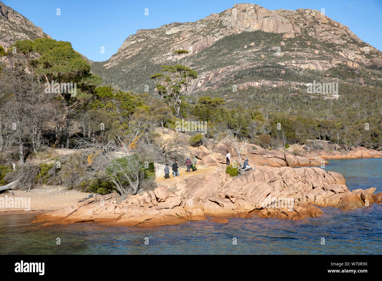 Honeymoon Bay au parc national de Freycinet Tasmanie avec vue sur les montagnes de dangers, Australie Banque D'Images