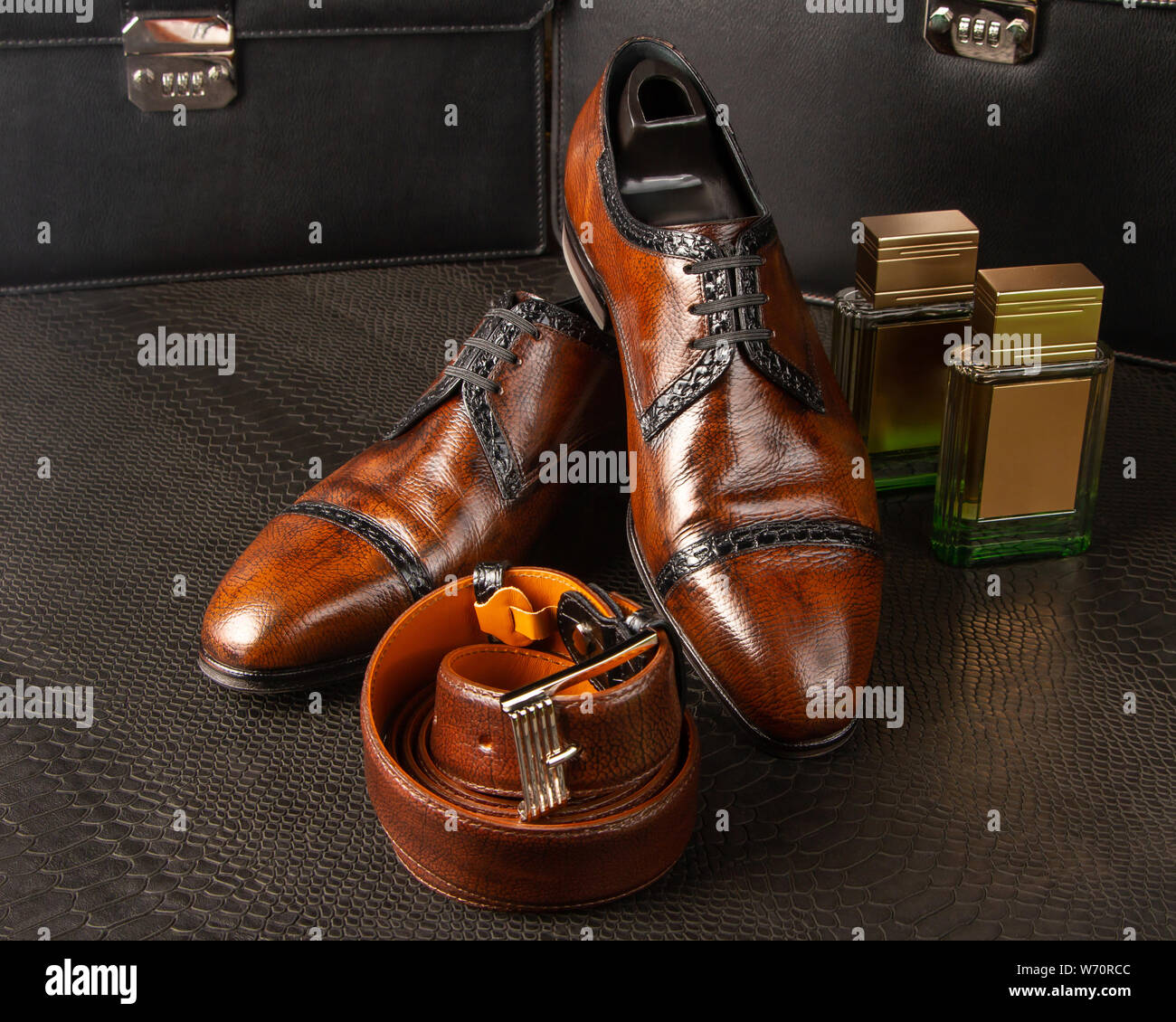Composition d'une paire de chaussures d'hommes de couleur marron, deux  bouteilles de parfum pour hommes et des hommes ceinture contre  l'arrière-plan de Men's black briefca Photo Stock - Alamy