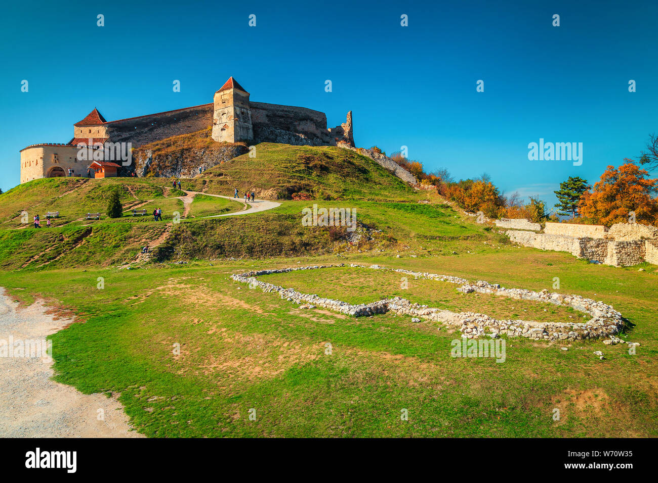 Excursion fantastique et destination touristique. La Forteresse de Rasnov médiévale avec d'anciennes ruines près de Brasov, en Transylvanie, Roumanie, Europe Banque D'Images