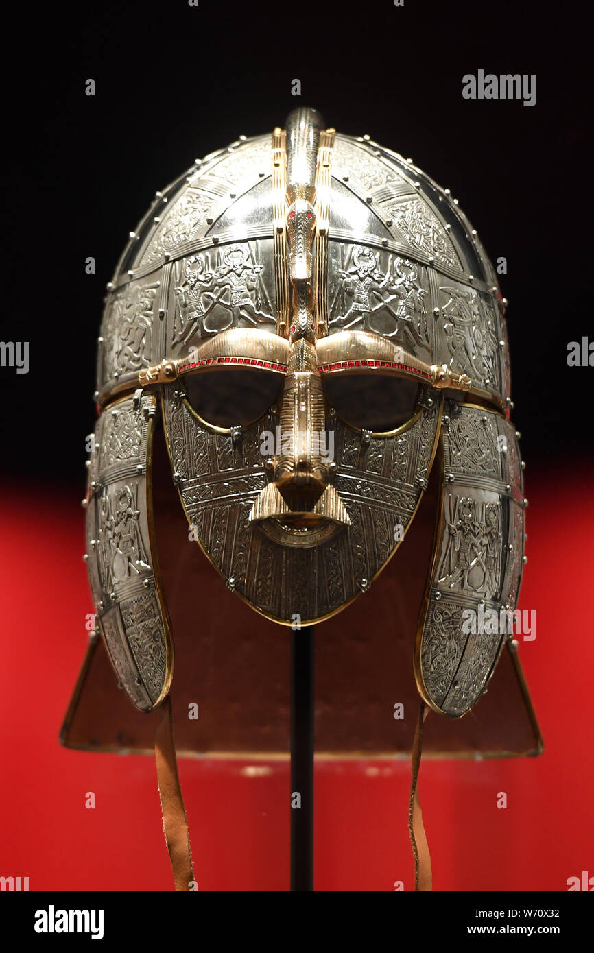 De 0001 SOUS EMBARGO LUNDI 5 AOÛT une réplique de la casque de Sutton Hoo, largement soupçonné d'avoir appartenu au roi Raedwald d'East Anglia, à l'affiche dans la nouvelle exposition au National Trust site Sutton Hoo dans le Suffolk, ce qui a eu un ? ?4m la transformation. Banque D'Images