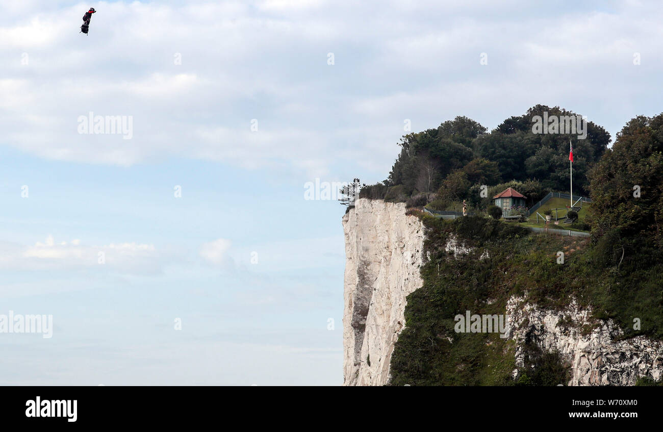 Inventeur français Franky ZAPATA (près de St Margaret's beach, Dover après avoir traversé le canal sur un jet-powered hover-board. Banque D'Images