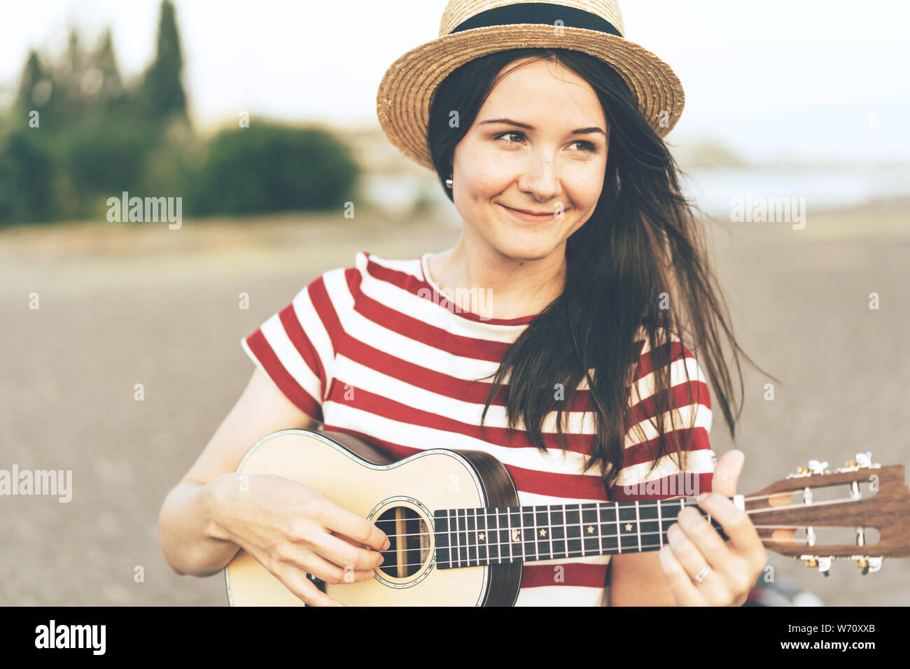 Young woman playing ukulele Banque D'Images