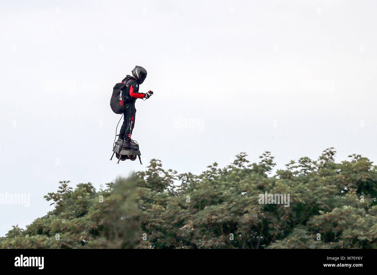 Inventeur français Franky ZAPATA (près de St Margaret's beach, Dover après avoir traversé le canal sur un jet-powered hover-board. Banque D'Images