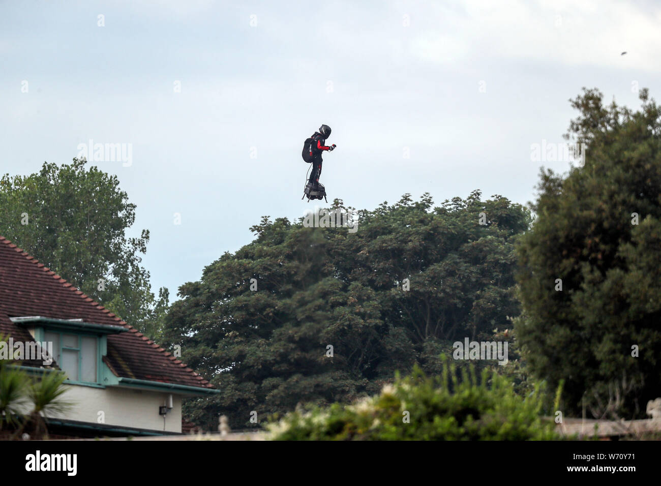 Inventeur français Franky ZAPATA (près de St Margaret's beach, Dover après avoir traversé le canal sur un jet-powered hover-board. Banque D'Images
