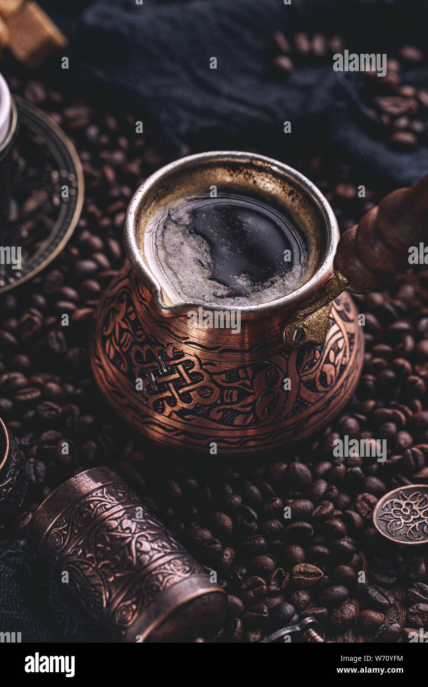 Close up de café chaud en turc Cooper et les grains de café Banque D'Images
