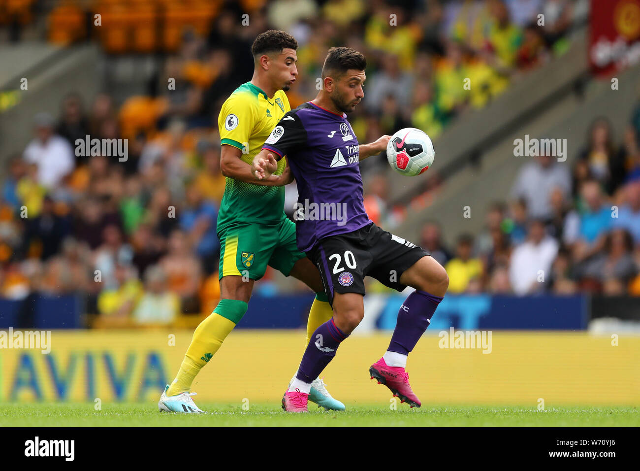 Ben Godfrey de Norwich City et Efthimios Koulouris de Toulouse - Norwich City v Toulouse, amical d'avant saison, Carrow Road, Norwich, UK - 3 août 2019 Banque D'Images