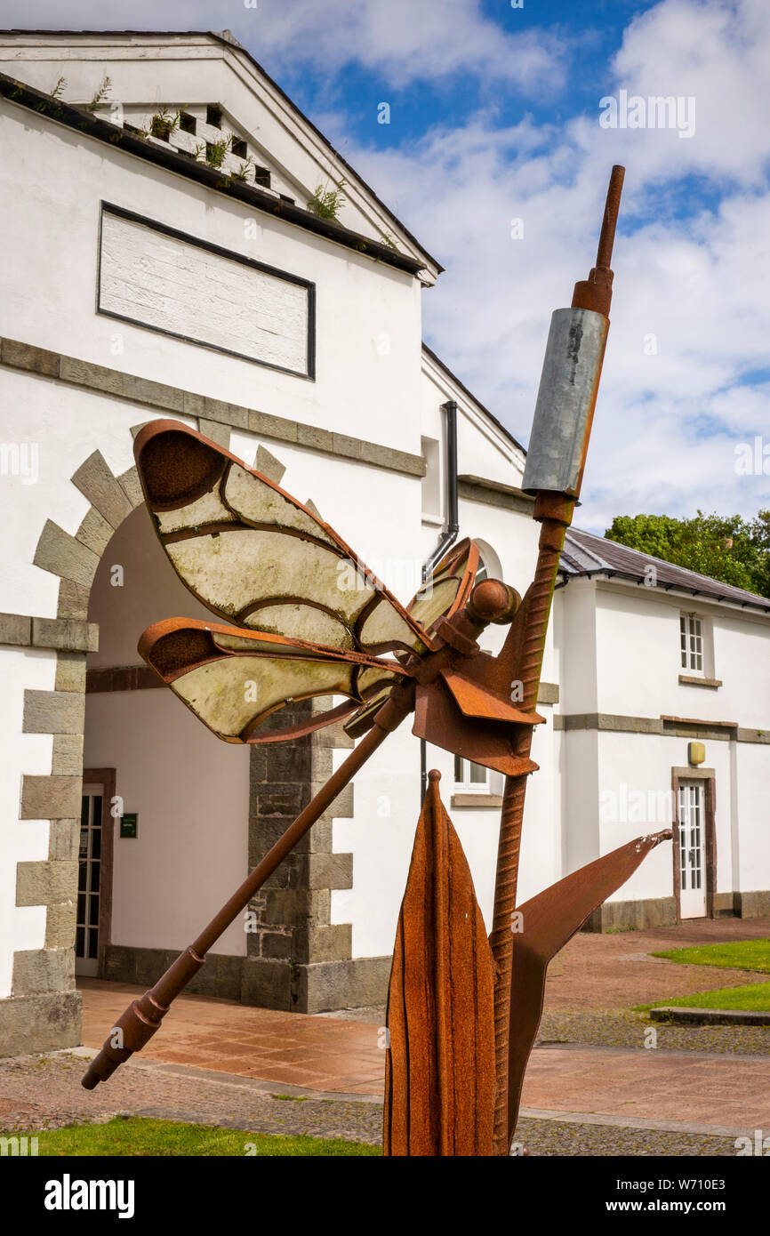 Royaume-uni, Pays de Galles, Carmarthenshire, Llanarthney, Jardin Botanique National du Pays de Galles, Chris Crane sculpture la libellule de l'extérieur de l'ancien bloc Stable Banque D'Images