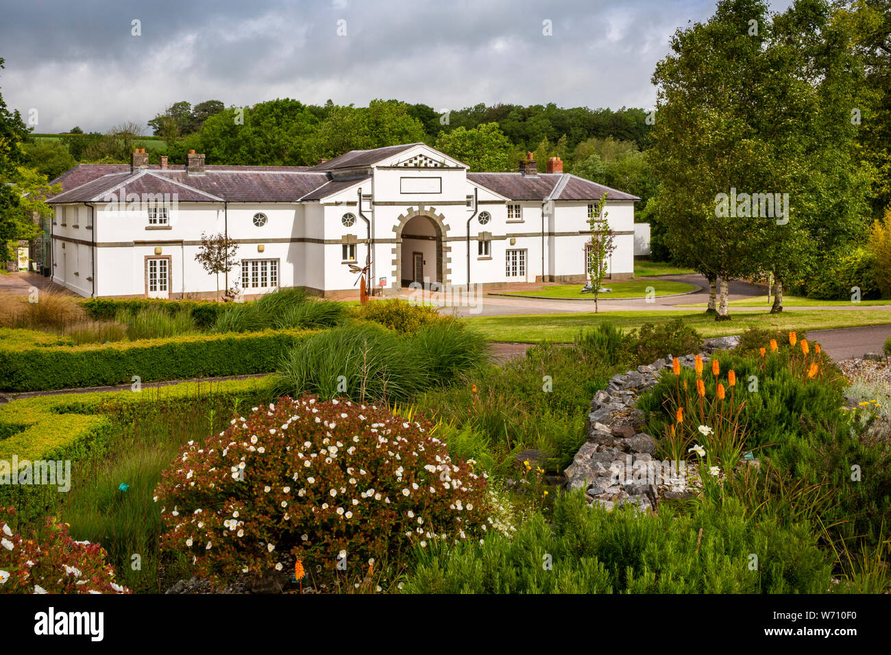 Royaume-uni, Pays de Galles, Carmarthenshire, Llanarthney, Jardin Botanique National du Pays de Galles, la plantation de fleurs et de l'ancien bloc Stable Banque D'Images