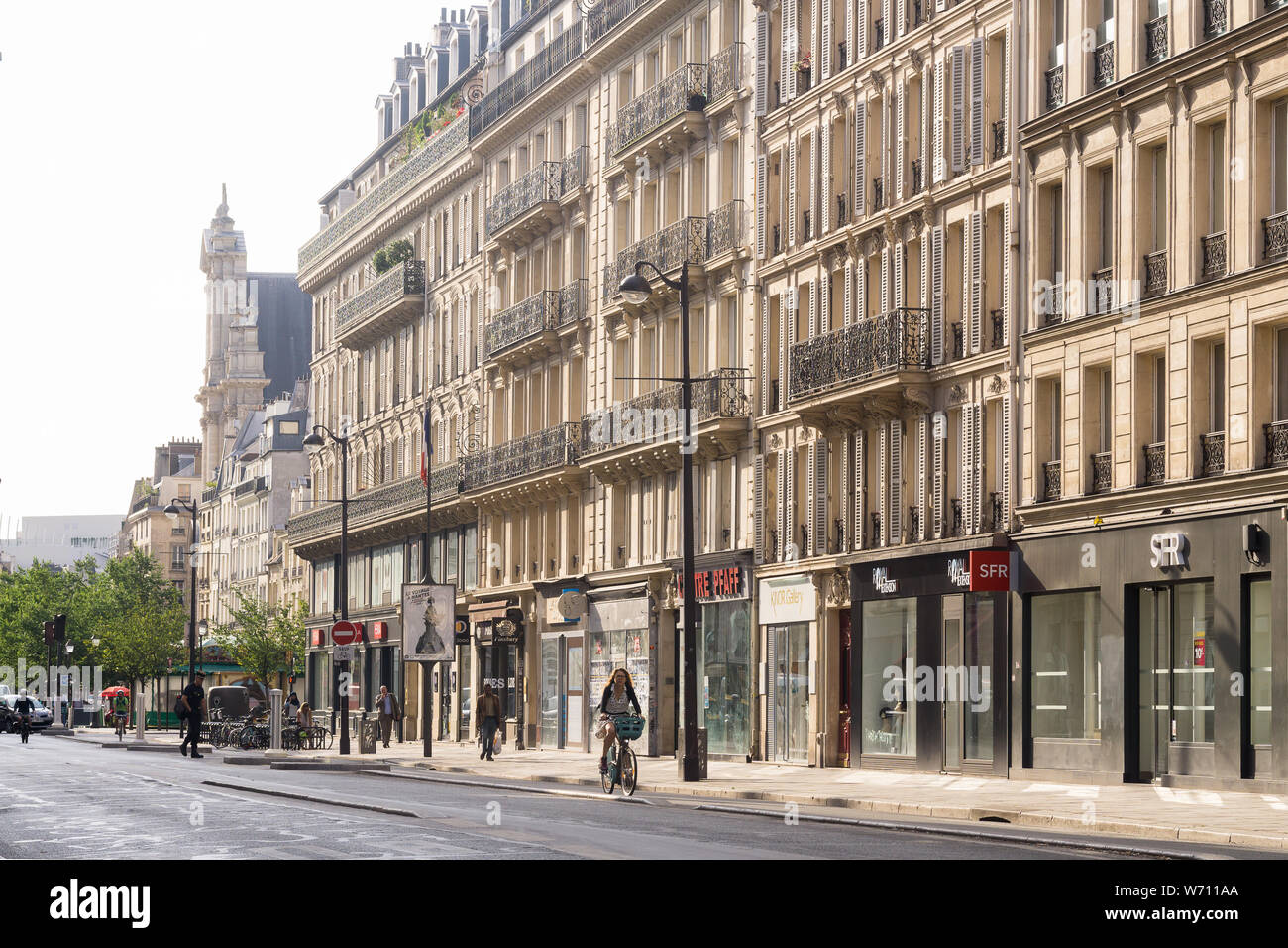 Femme de la rue Paris à vélo - matin scène de rue sur la Rue de Rivoli dans le quartier du Marais à Paris, France, Europe. Banque D'Images