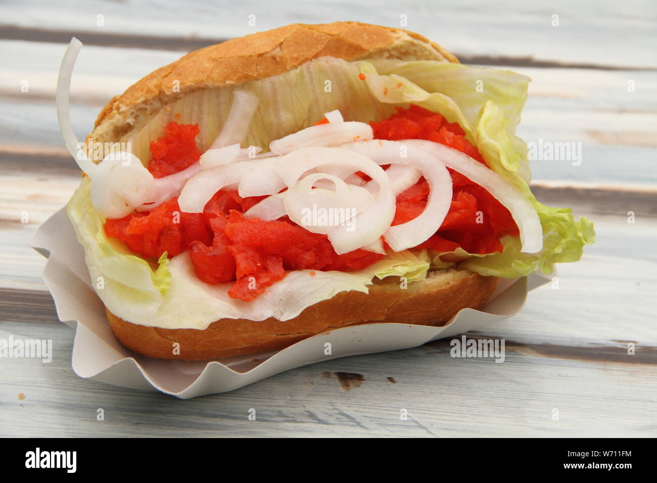 Rouleaux de poisson avec du saumon et l'oignon Banque D'Images