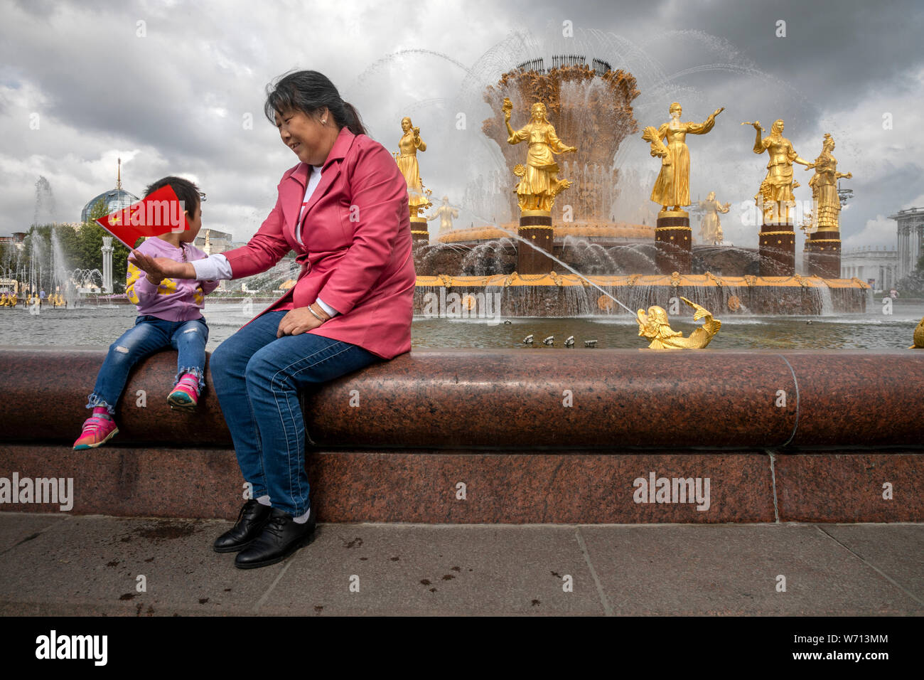 Les touristes chinois à la fontaine "l'amitié des peuples" au VDNKh à Moscou, Russie Banque D'Images