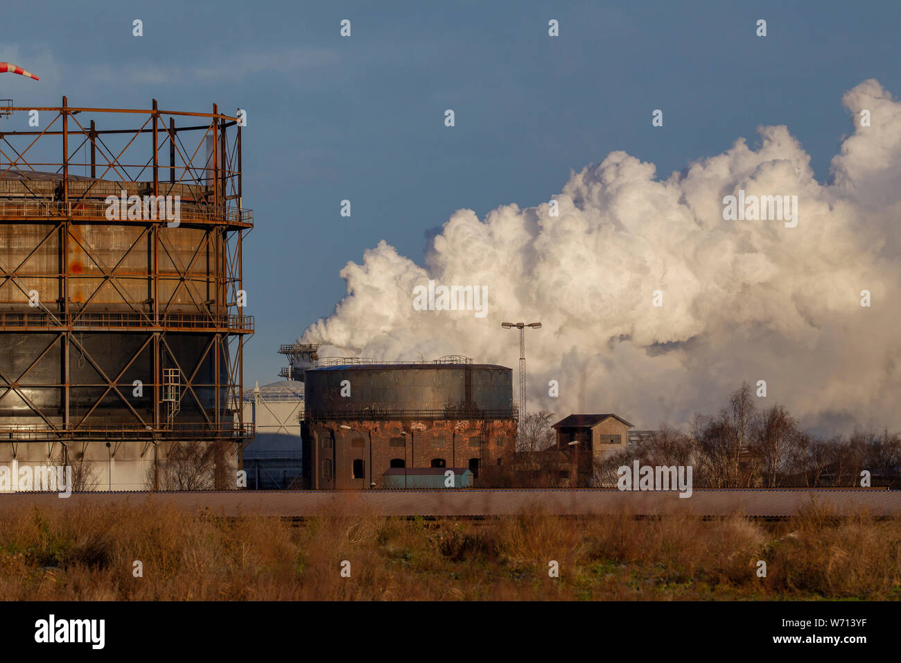 Photos d'une usine d'acier sale avec cheminées de fumée Banque D'Images