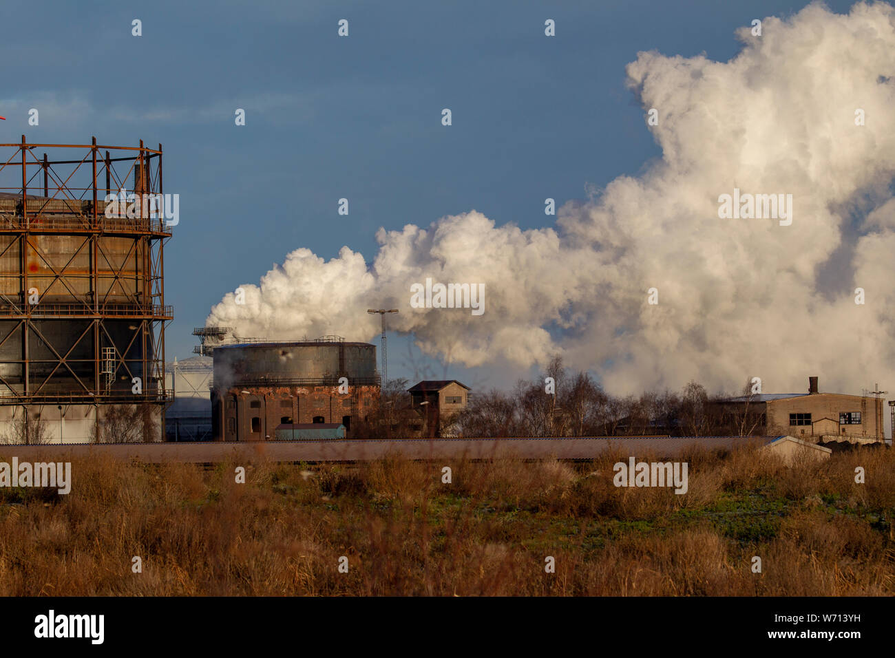 Photos d'une usine d'acier sale avec cheminées de fumée Banque D'Images