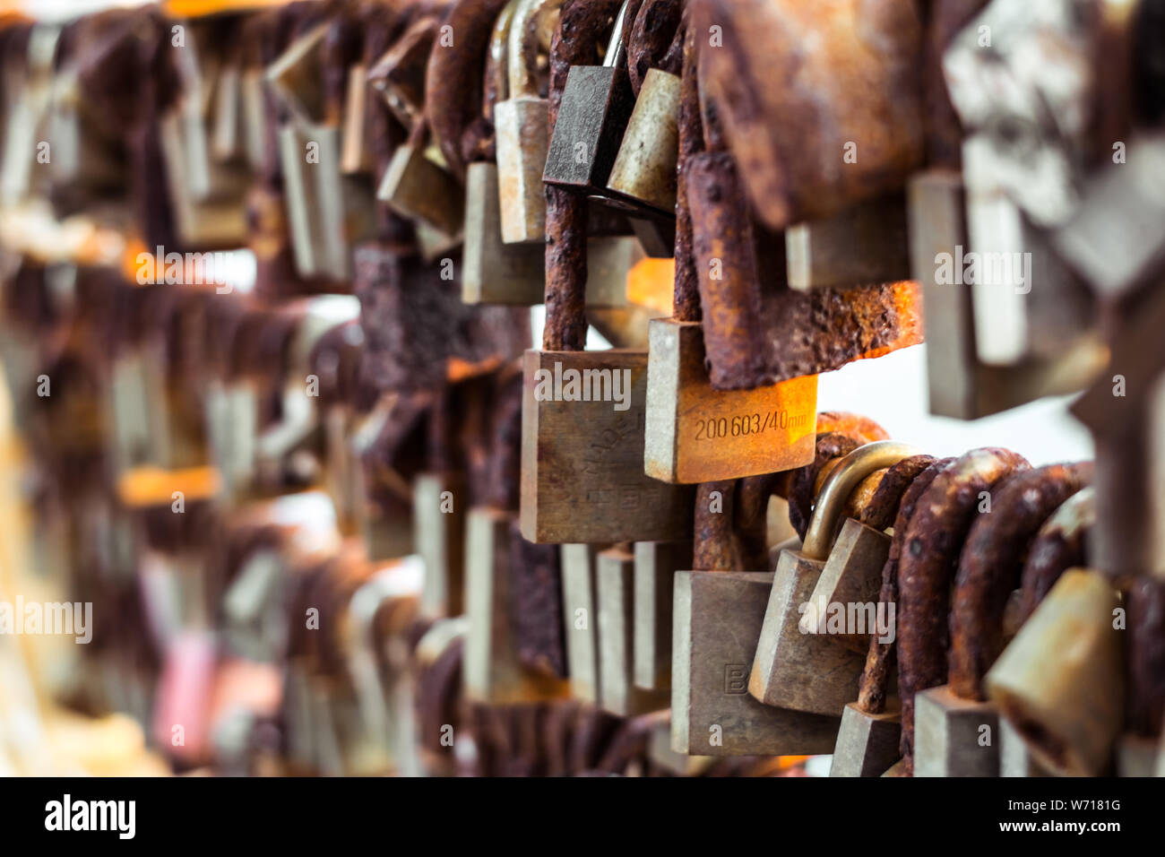 Sliema, Malte le 15 juillet 2019. Rangées de serrures de mariage pendu sur la rambarde du pont d'amour à Sliema, Malte Banque D'Images