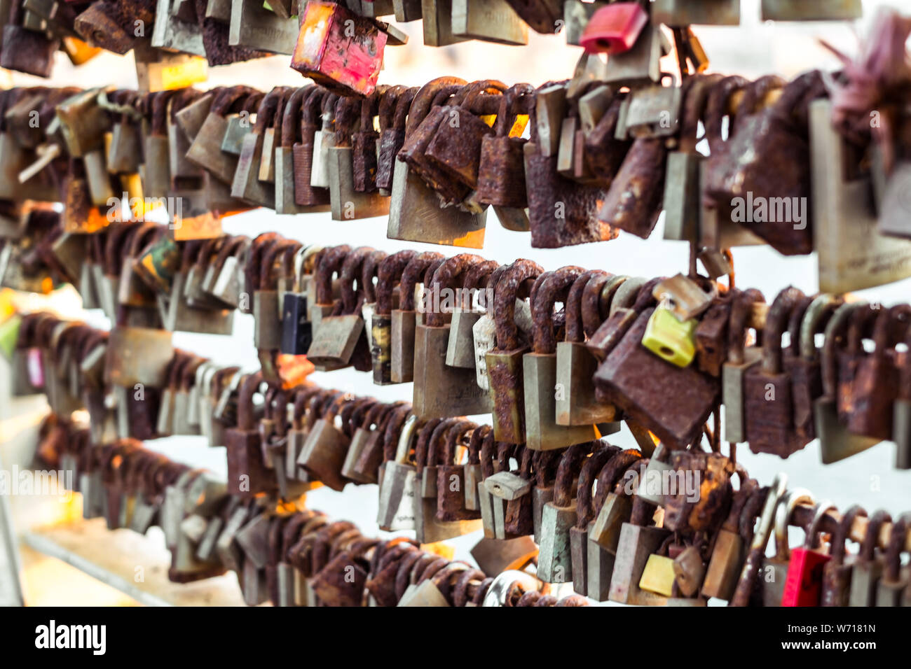 Sliema, Malte le 15 juillet 2019. Rangées de serrures de mariage pendu sur la rambarde du pont d'amour à Sliema, Malte Banque D'Images