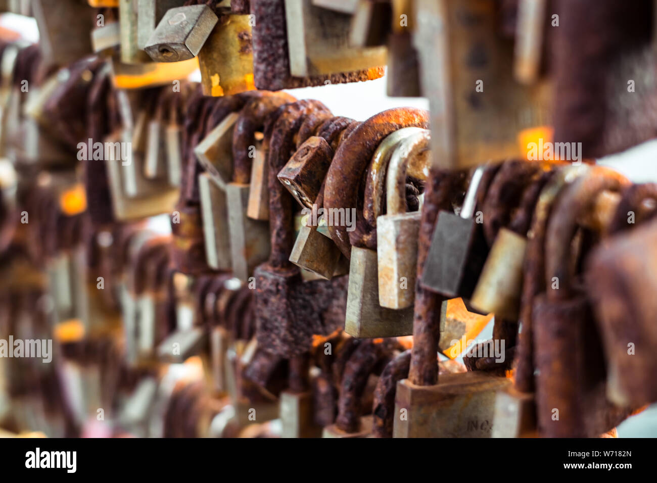 Sliema, Malte le 15 juillet 2019. Rangées de serrures de mariage pendu sur la rambarde du pont d'amour à Sliema, Malte Banque D'Images