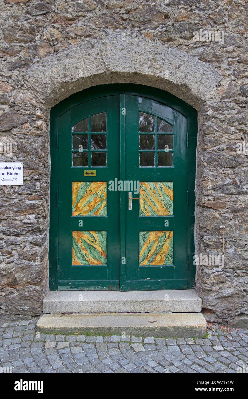 Entrée latérale de l'église, Bayerisch Eisenstein, forêt de Bavière, Bavière, Allemagne Banque D'Images