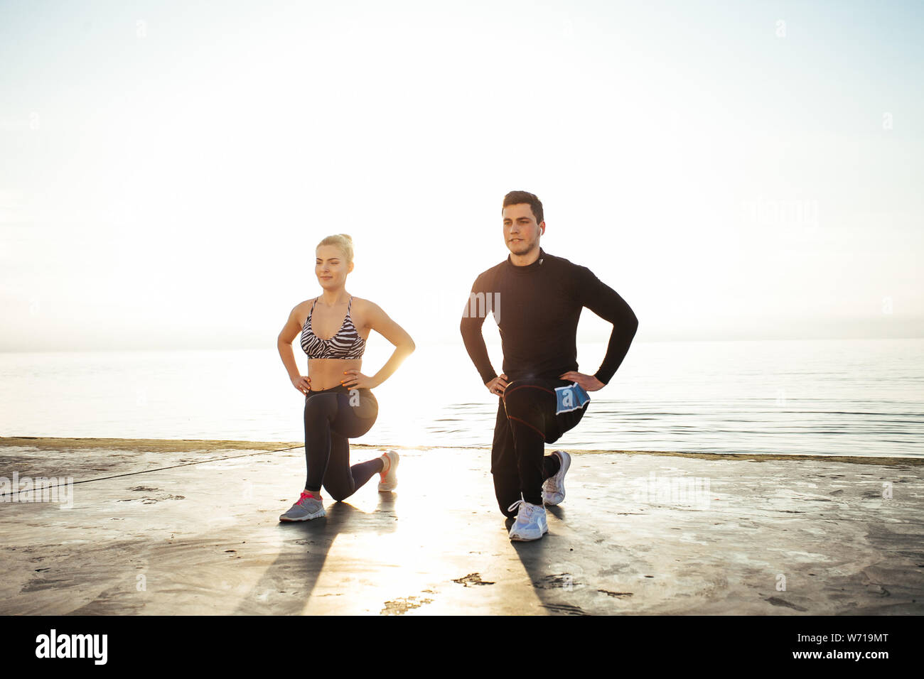 Fitness, sport, amitié et vie de couple - concept de l'exercice à la plage Banque D'Images