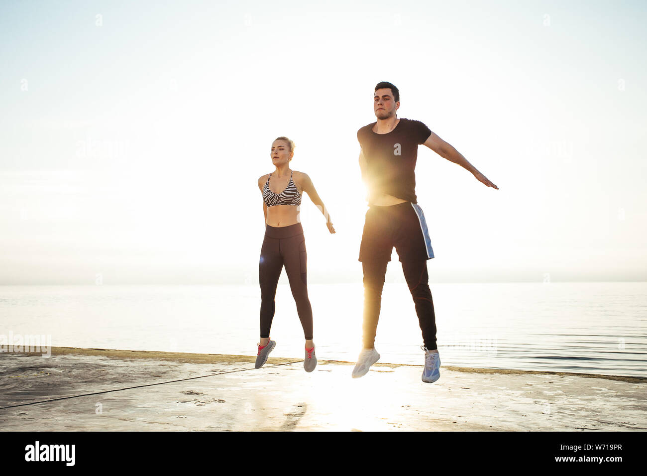 Fitness, sport, amitié et vie de couple - concept de l'exercice à la plage Banque D'Images