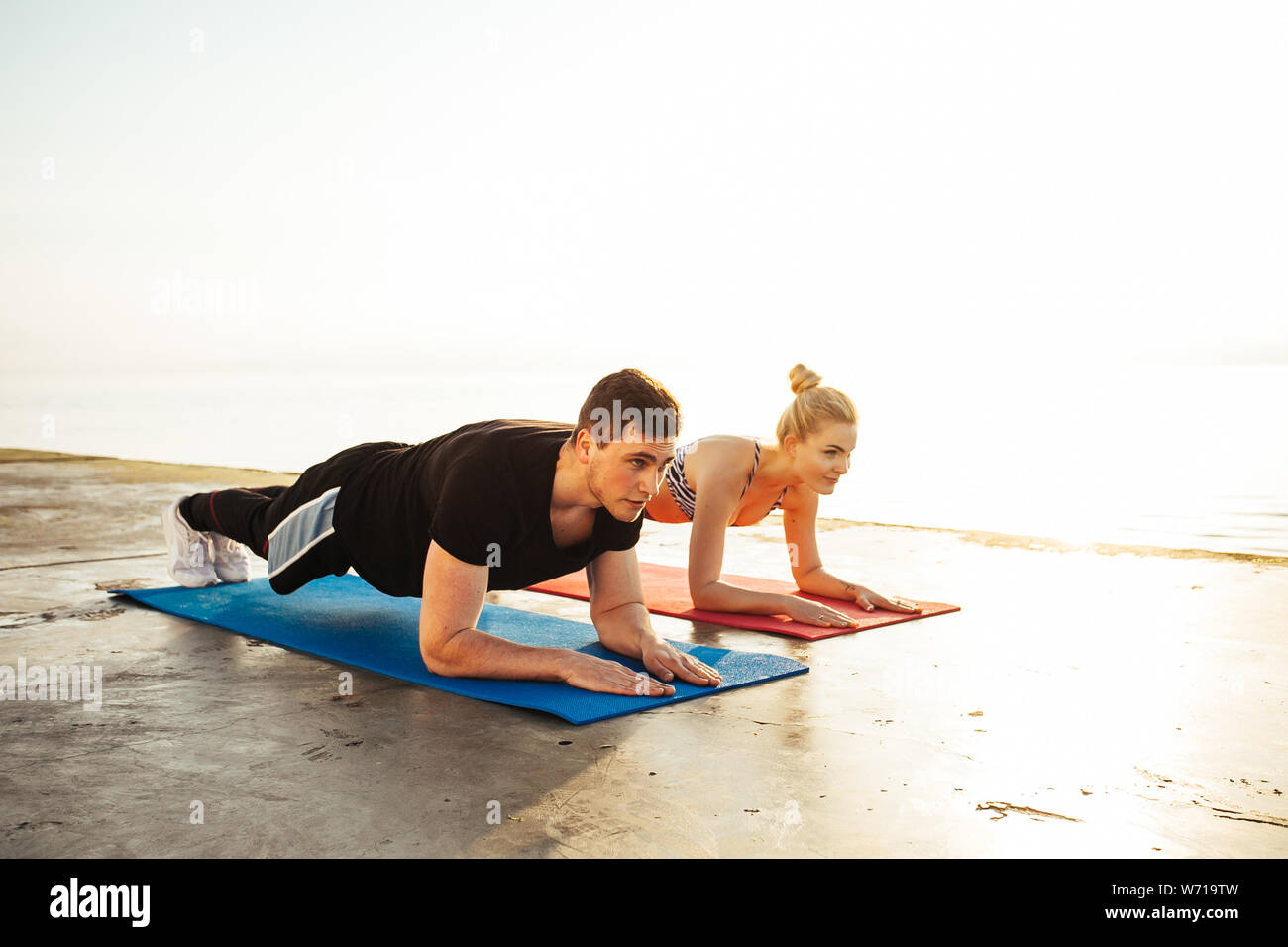 Fitness, sport, amitié et vie de couple - concept de l'exercice à la plage Banque D'Images