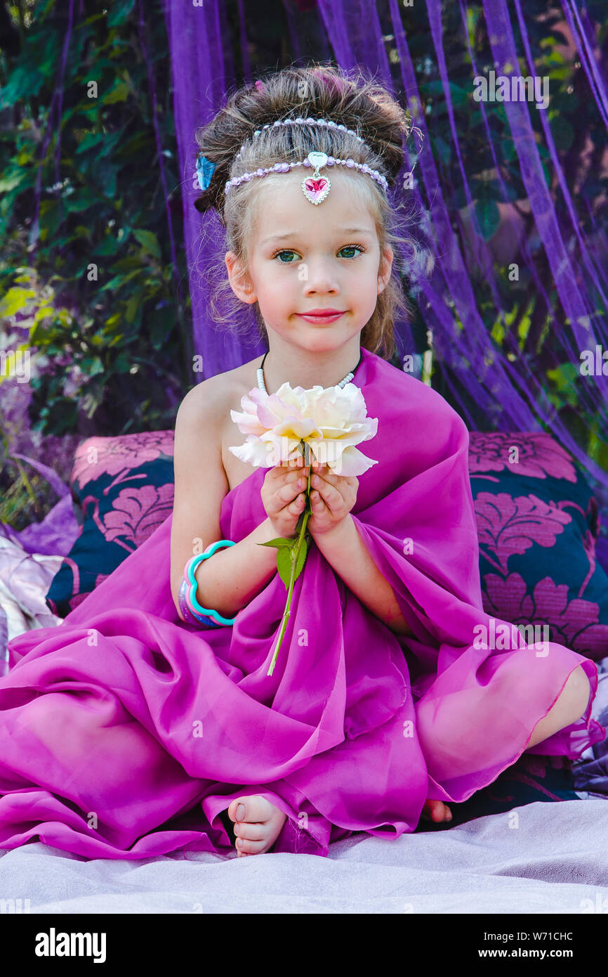Petite fille en robe orientale mains tenant une fleur Photo Stock - Alamy