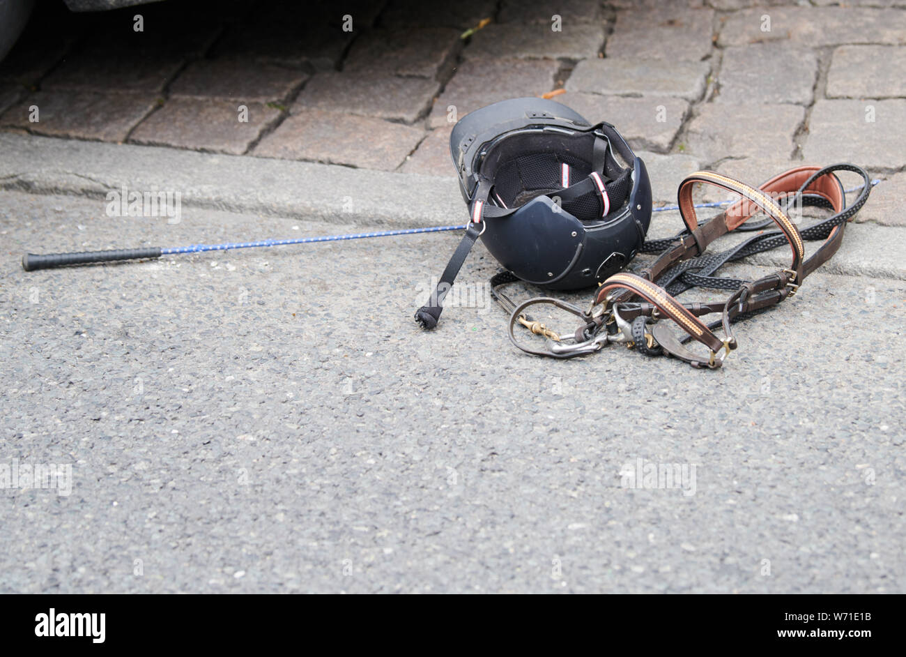 Berlin, Allemagne. Le 04 août, 2019. Casque d'équitation, selle, bride et cravache se trouvent sur la rue du 17 juin. Chevaux Islandais, riders et fans du monde entier se rencontrent à nouveau après six ans. Le cheval islandais World Championship 2019 commence par une balade à travers la ville à partir de la colonne de la victoire aux Championnats du monde le stade Karlshorst. Credit : Annette Riedl/dpa/Alamy Live News Banque D'Images