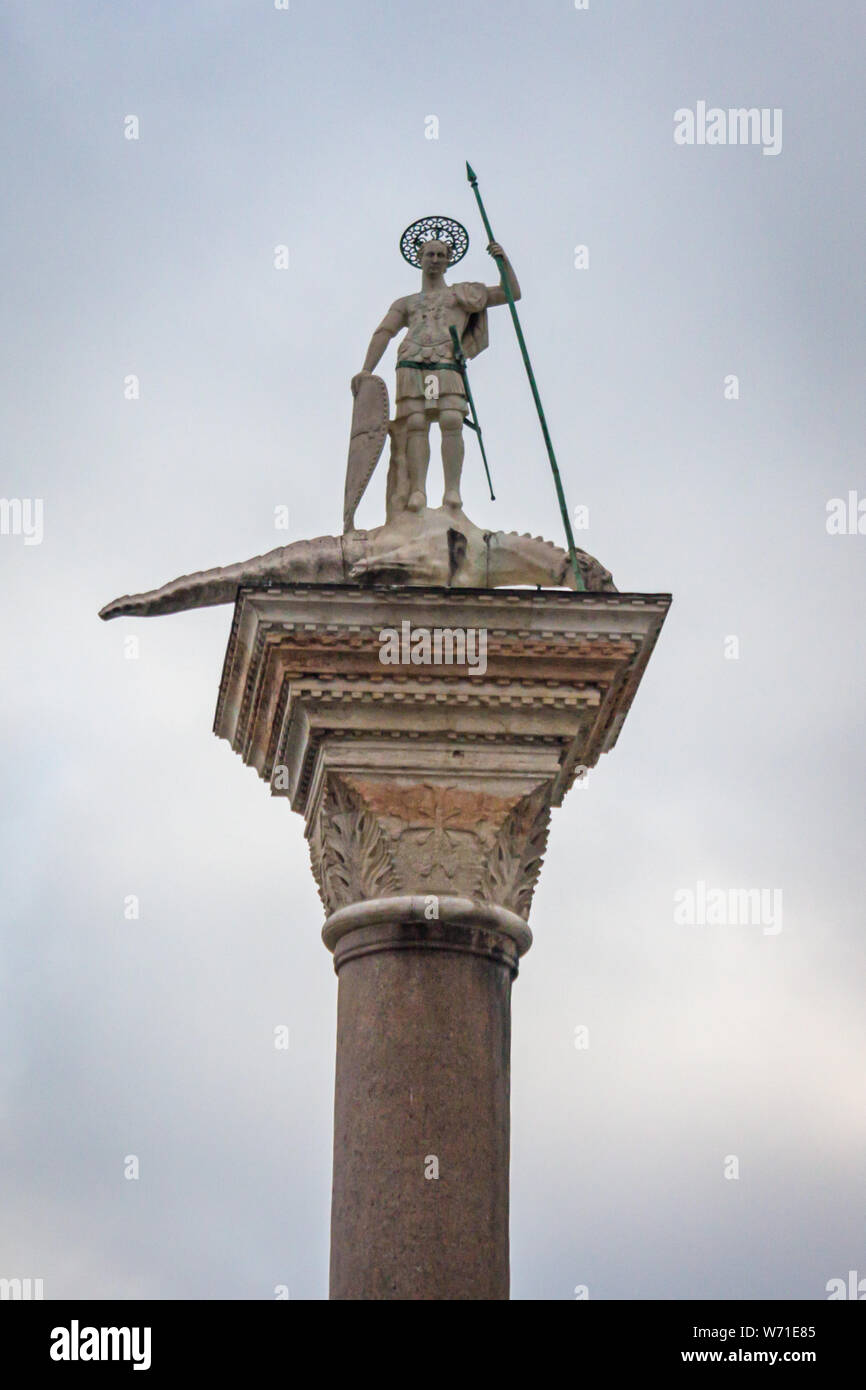 La statue de Saint Théodore est une ancienne sculpture de marbre dans la Piazza San Marco de Venise, Italie Banque D'Images