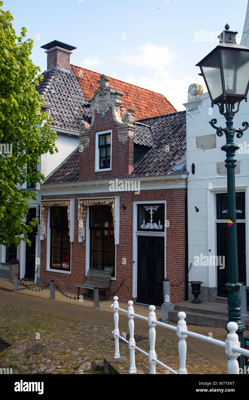 Historique monumentale gables en ville néerlandaise Sloten, Frise Banque D'Images