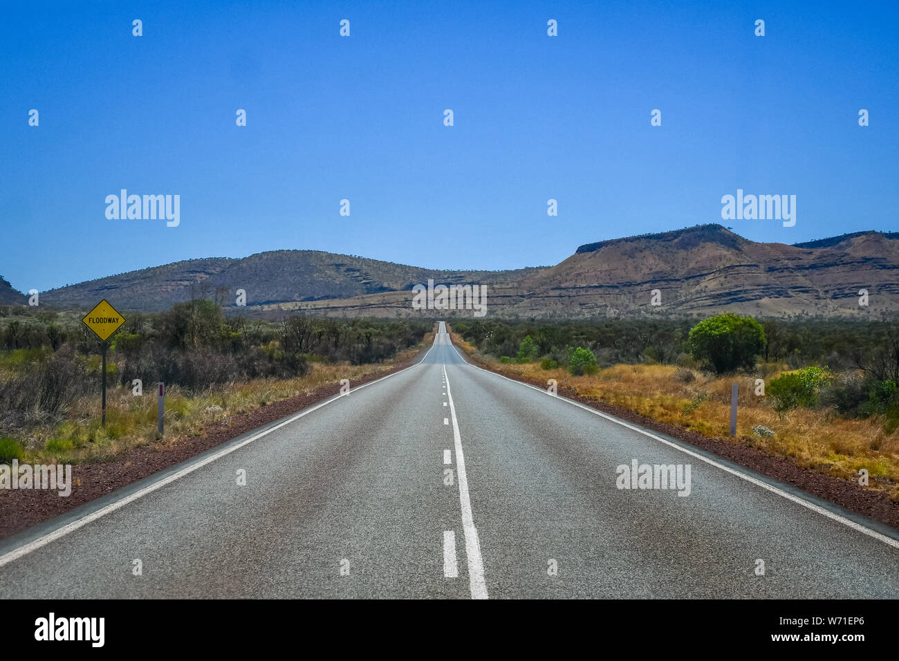 Sex bitume et gravier rose deep purple au parc national de Karijini Australie Banque D'Images